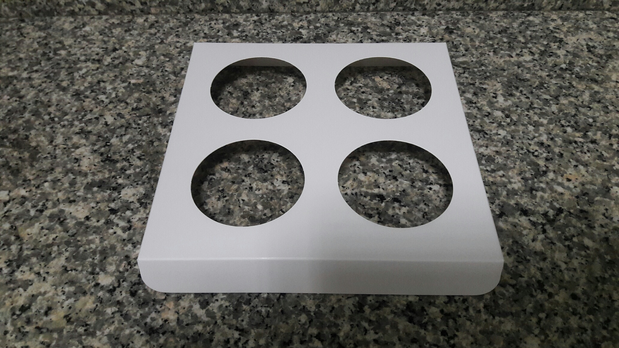 ฐานใส่คัพเค้กขนาด 4 ช่อง เส้นผ่านศูนย์กลาง 5.5 ซม.(ใช้กับถ้วยคัพเค้กขนาดมาตรฐาน 5 ซม.) ขนาด 16.3 X 16.3 ซม.