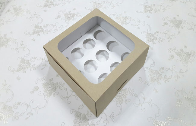 กล่องคัพเค้ก กล่องคัพเค้ก 12 ชิ้น สีคราฟท์น้ำตาลอ่อน พร้อมฐานคัพเค้ก 12 ช่อง (ช่องกว้าง 5.5 ซม.) ราคา 560 บาท ต่อแพ็ค (20ใบ)