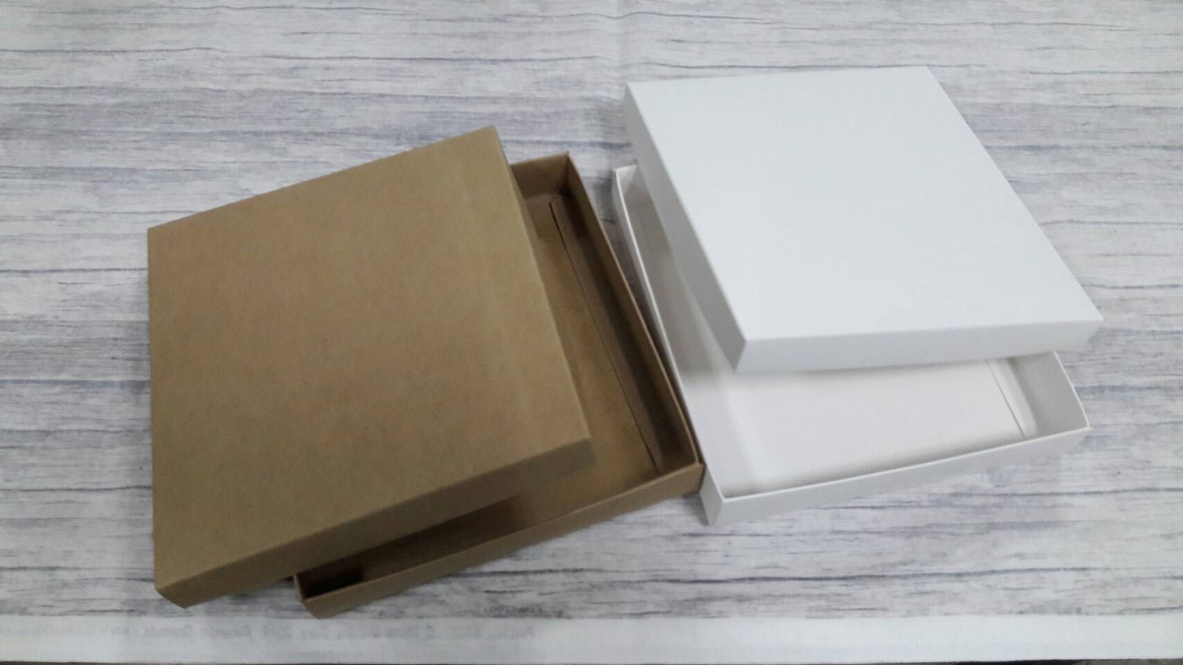 กล่องฝาครอบ กล่องอเนกประสงค์ กล่องของขวัญ ขนาด 16.8 x 18.0 x 3.0 cm. สีขาว (แบบฝาทึบ) ราคา 300 บาท ต่อแพ็ค (20 ใบ)