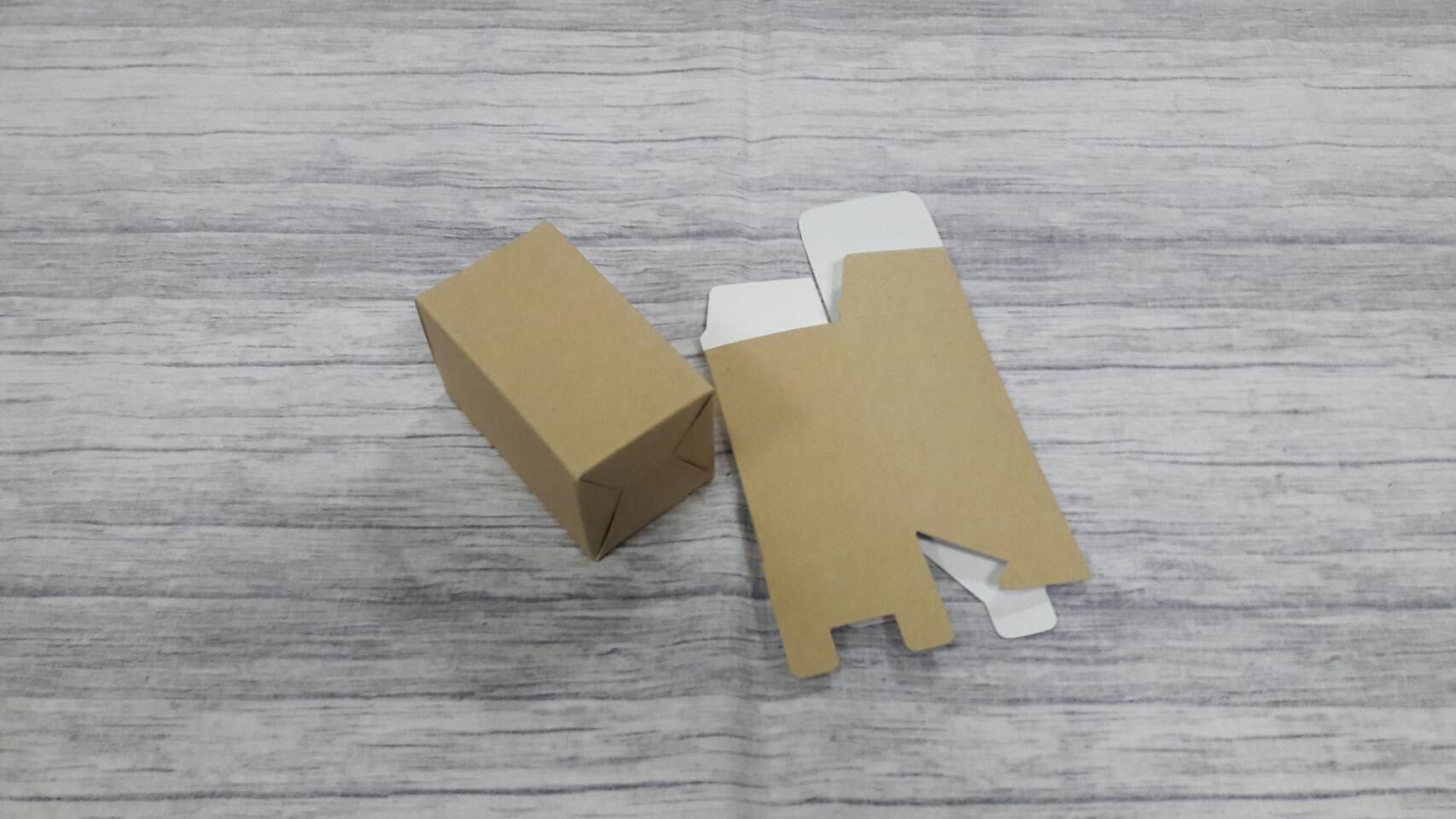 กล่องอเนกประสงค์ แบบทรงฝาปิดเปิด ท้ายก้นขัด กล่องของขวัญ กล่องเครื่องสำอางค์ สีคราฟท์น้ำตาลอ่อน 5x5x8.5 ซม. (กระดาษหนา 350 แกรม) ราคา 255 บาทต่อแพ็ค(50 ใบ)