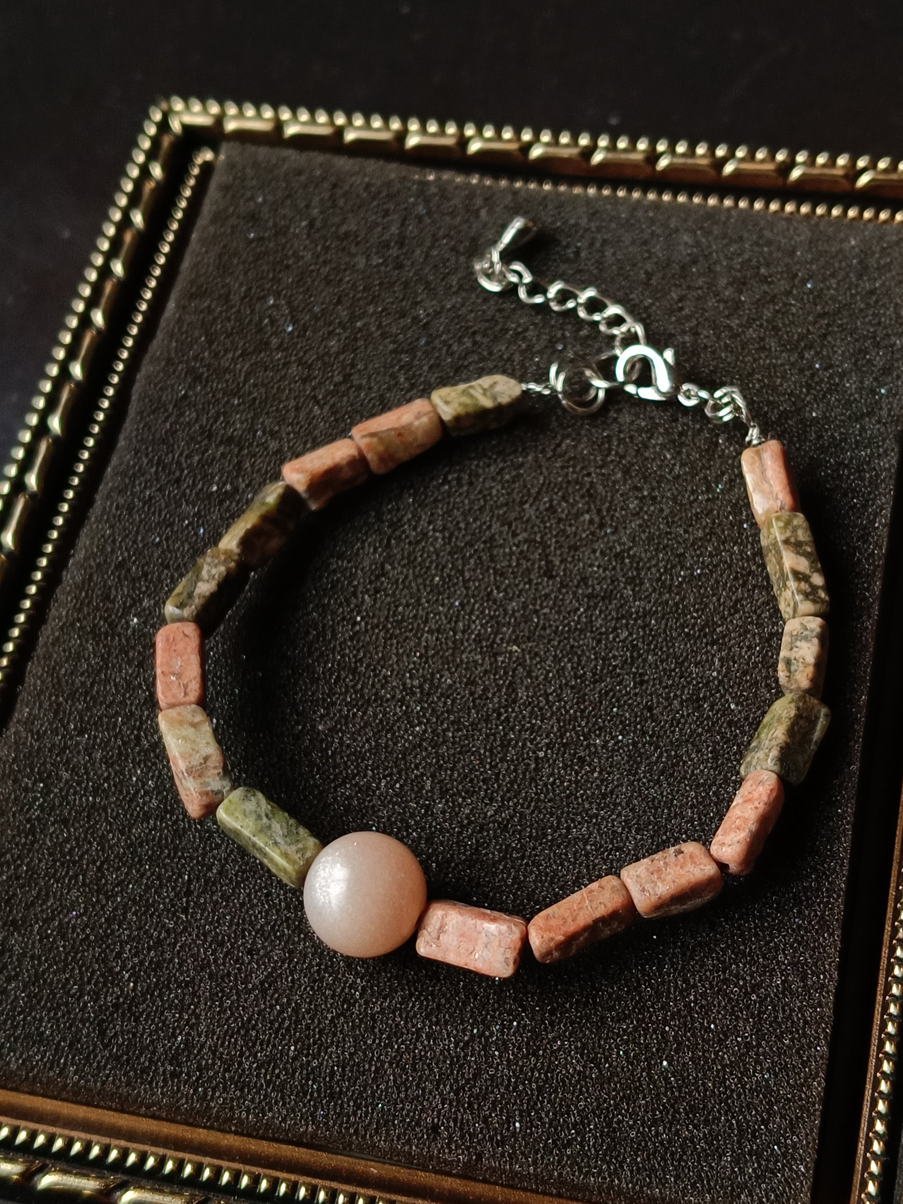 สร้อยข้อมือหินแท้ "Twisted" Peach Moonstone + Unakite Bracelet ( Boost Energy , Intuition )