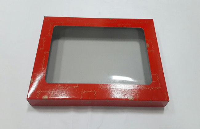 กล่องผ้าขนหนู กล่องผ้าห่ม กล่องสินค้าเอนกประสงค์ ขนาด 25.50 x 36.30 x 4.00 cm. สีแดงลายดอกไม้สีทอง แบบฝา 2 ข้าง (ฝาหัวท้าย มีหน้าต่างพลาสติก) ราคา 510 บาทต่อแพ็ค (20ใบ)