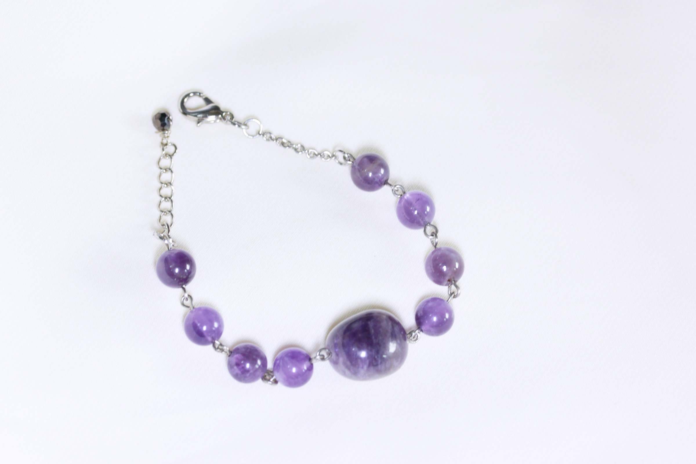 สร้อยข้อมือหินแท้ "Connected" Amethyst Bracelet (คลื่นพลังความสำเร็จ)