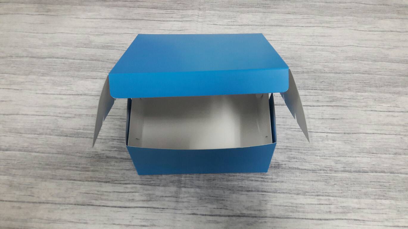 กล่องคัพเค้ก 4 ชิ้น (แบบไม่มีฐานรอง) กล่องเค้กครึ่งปอนด์ กล่องขนม กล่องสแน็ค Snack Box กล่องคอฟฟี่เบรค สีฟ้า ขนาด 15.0x15.0x7.6 ซม.(แพ็คละ 150 บาทต่อ 20ใบ)