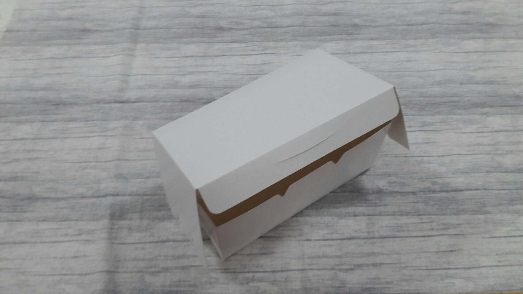 กล่องเค้กโรล กล่องแยมโรล กล่องทรงยาว กล่องเค้ก กล่องขนม กล่องคัพเค้ก ขนาด 13x22.5x10.5 ซม. (ฝาทึบ) สีขาว ราคา 240 บาทต่อแพ็ค (20 ใบ)