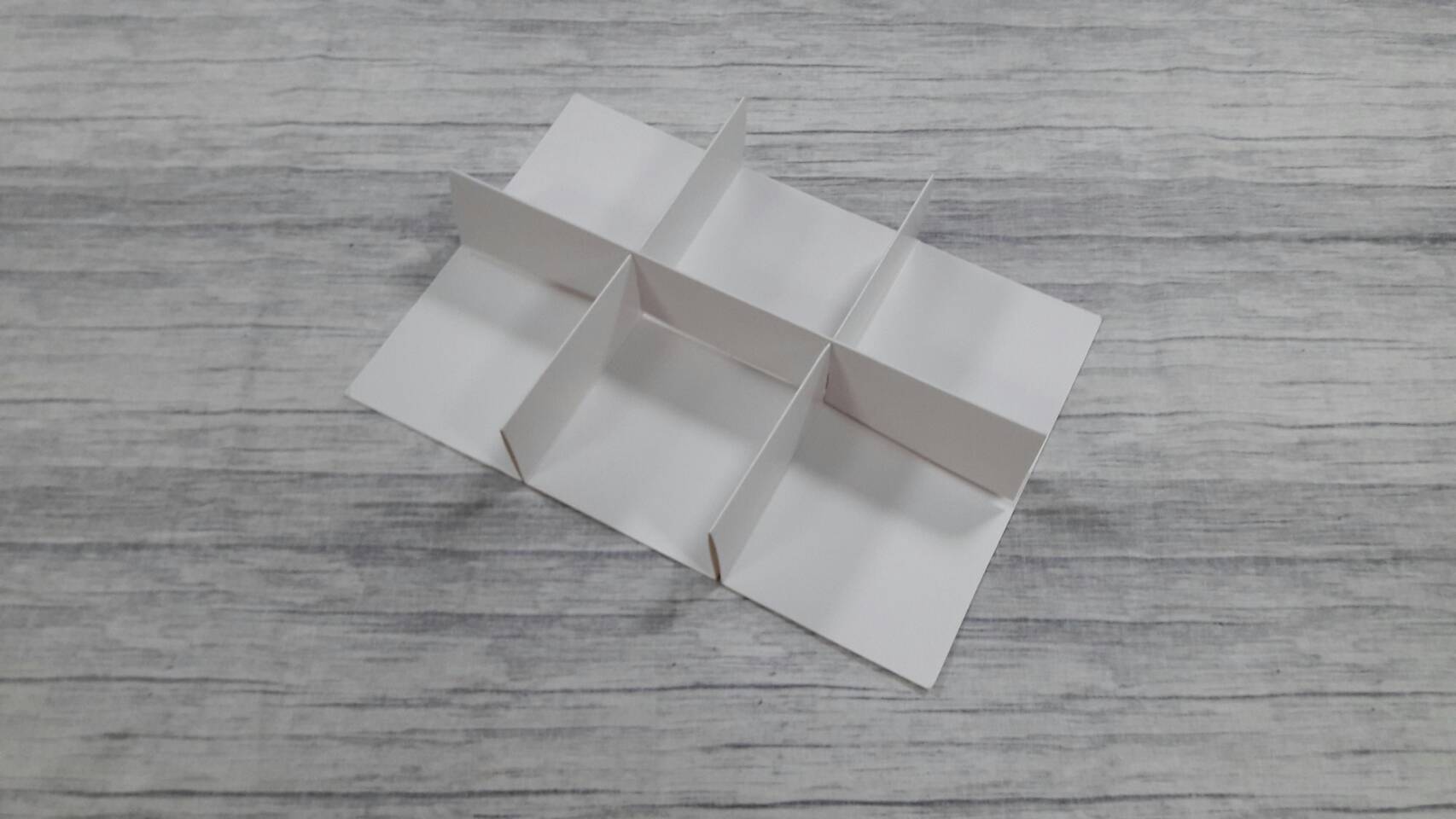 ฐานกั้นสินค้า ตัวกั้นสินค้า 6 ช่อง (แต่ละช่อง 8.6*8.9*4.5ซม.) สีขาว ขนาด 18.0 x 25.5 x 4.5 ซม.(เมื่อพับขึ้นรูป) ราคา 155 บาทต่อแพ็ค(20 ชิ้น) (ใช้กับกล่องของที่้ร้าน)