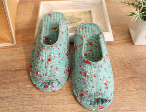 รองเท้าวินเทจ รองเท้าใส่ในบ้าน Slipper สตอเบอรี่สีแดงพื้นสีเขียว ^^