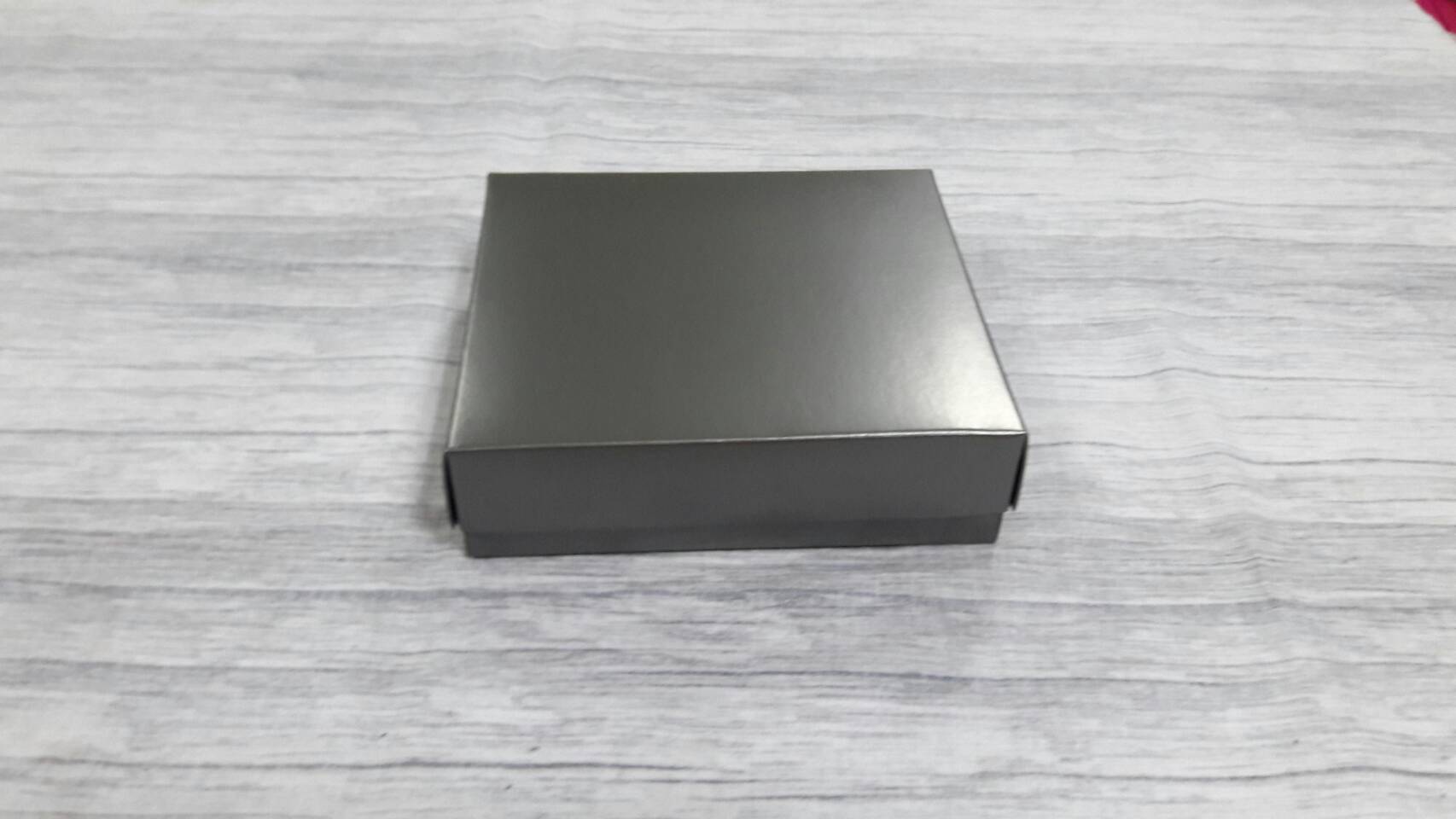 กล่องของขวัญ กล่องฝาครอบ ขนาด 14.5*13*4 ซม.กล่องของที่ระลึก กล่องอเนกประสงค์ กล่องของใช้ กล่องพวงมาลัย กล่องใส่ผ้าไหม สีเทาดำ ราคา 295 บาท/20 ใบ