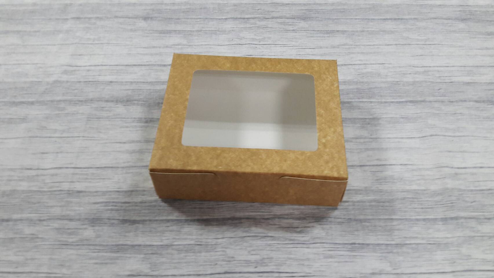 กล่องขนม กล่องบราวนี่ กล่องขนมเปี๊ยะ กล่องชิฟฟ่อน กล่องช้อคโกแลต กล่องทาร์ตไข่ ขนาด 14.8 x 17.8 x 5.5 ซม.สีคราฟท์น้ำตาลอ่อน ราคา 165 บาท ต่อแพ็ค(20 ใบ)