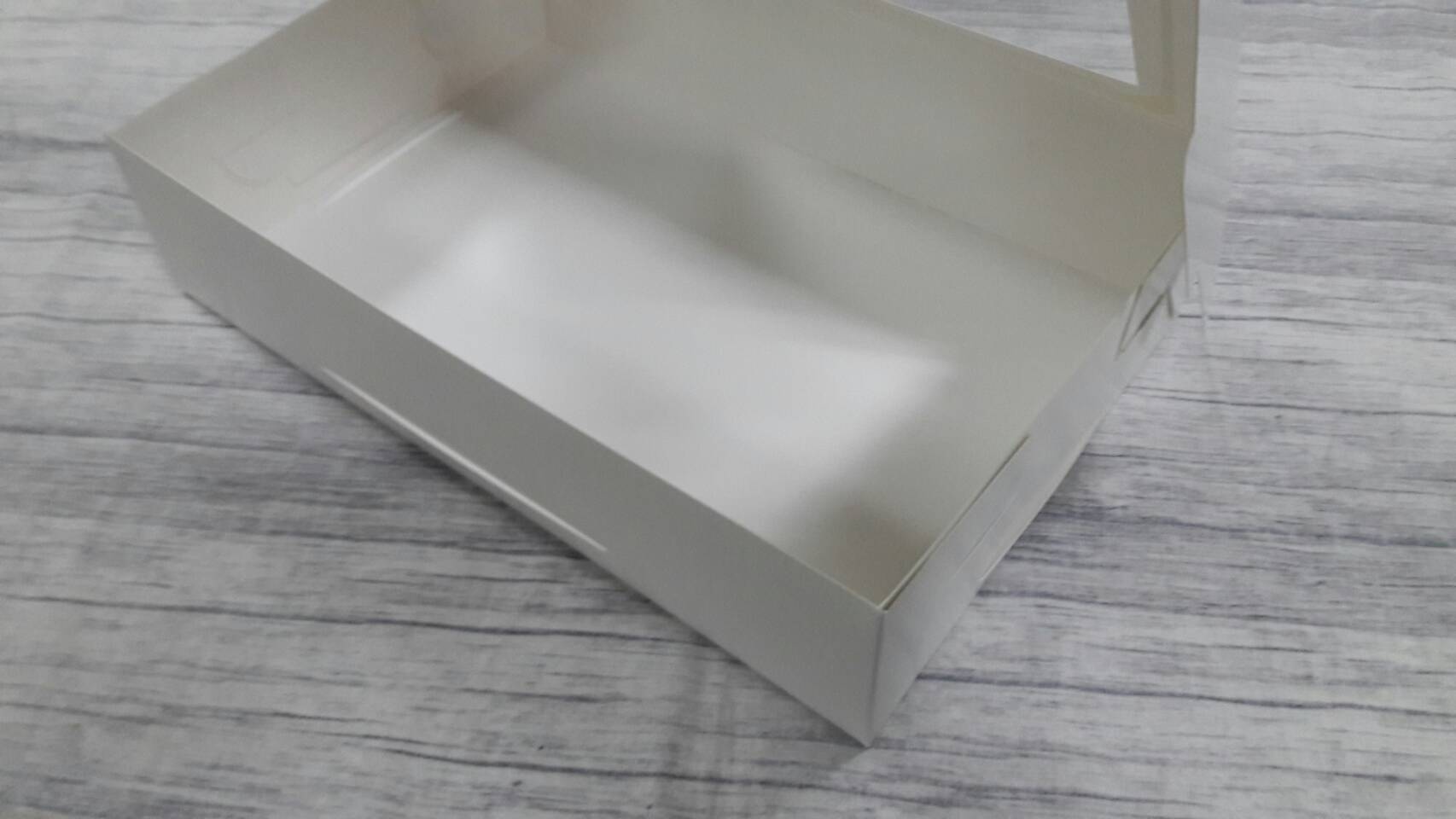 กล่องบราวนี่ กล่องชิฟฟ่อน กล่องขนมเปี๊ยะ กล่องโดนัท กล่องอเนกประสงค์ สีขาว ขนาด 20.0x30.0x7.0 ซม.(กระดาษหนา 300 แกรม) ราคา 325 บาทต่อแพ็ค(20ใบ)