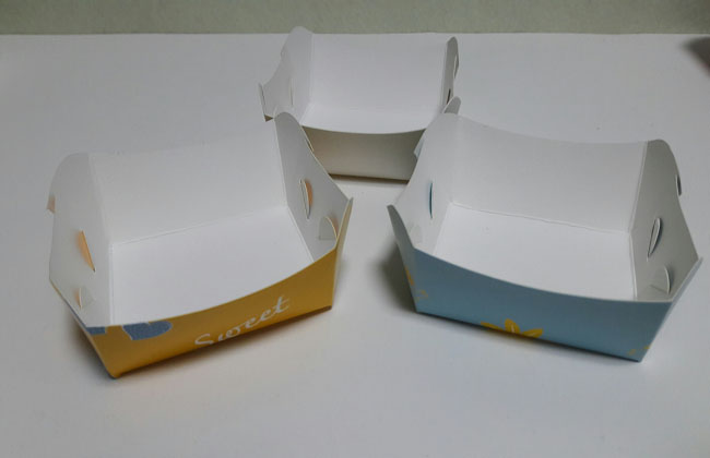 ถาดใส่ขนม ถาดขนมปัง ถาดชิม ถาดอาหาร ลายฟ้าเหลือง ขนาด 5.3 x 6.0 x สูง 2.7 ซม. ราคา 65 บาทต่อแพ็ค (100 ชิ้น) สินค้ายังไม่ได้พับขึ้นรูป