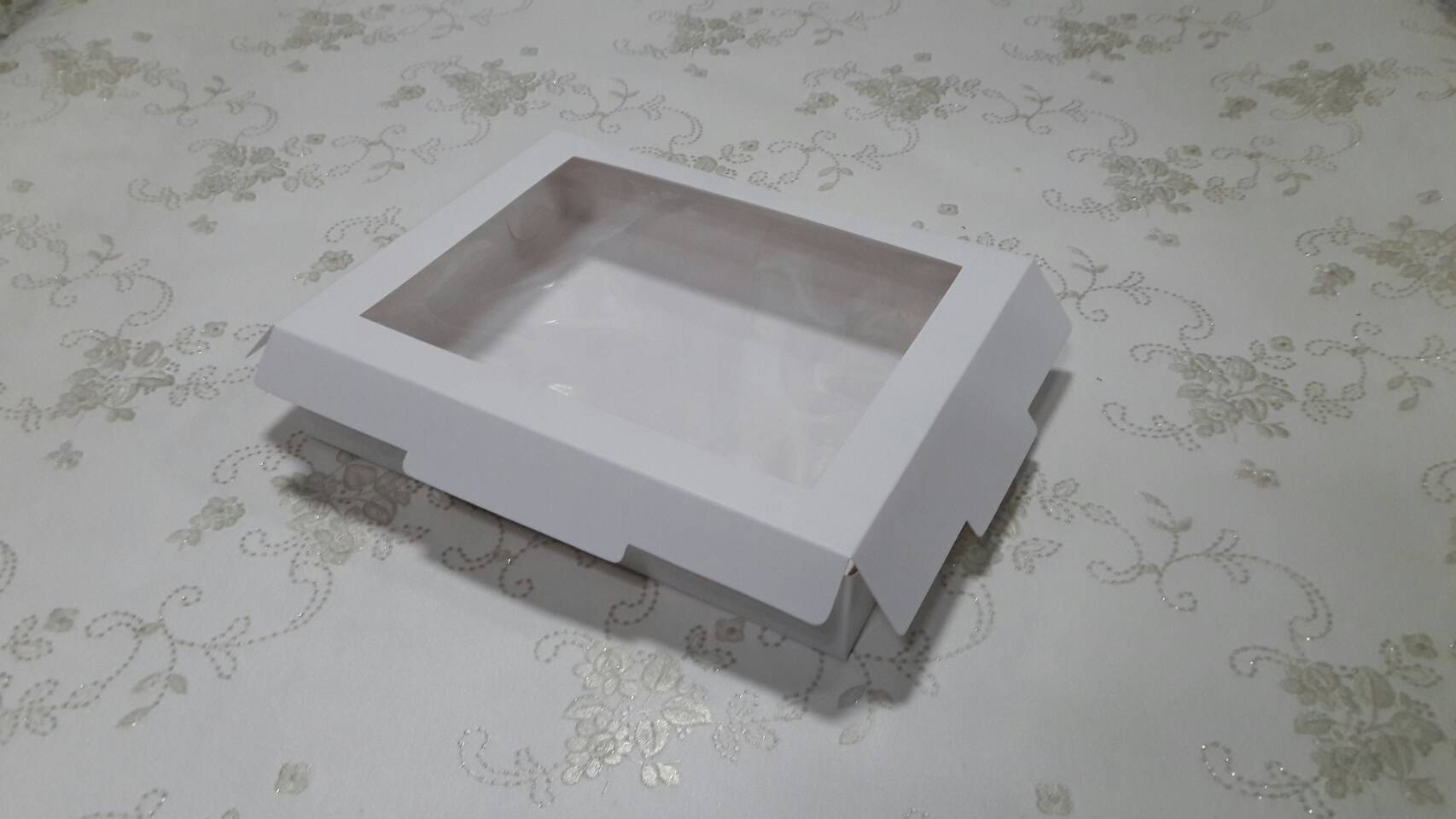 กล่องบราวนี่ กล่องชิฟฟ่อน กล่องขนมเปี๊ยะ กล่องพาย ขนาด 20.5x26.0x5.0 ซม.สีขาว ราคา 265 บาทต่อแพ็ค 20ใบ (กระดาษหนา 300 แกรม)