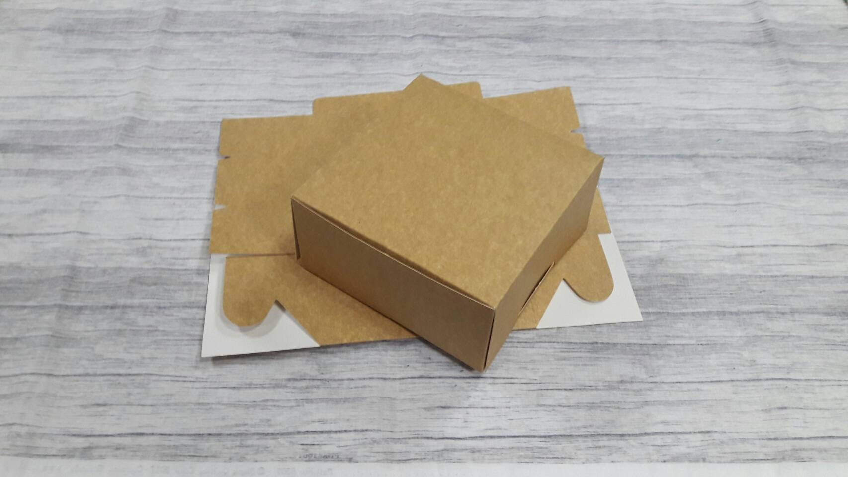 กล่องคัพเค้ก 4 ชิ้น (แบบไม่มีฐานรอง) กล่องเค้กครึ่งปอนด์ กล่องขนม กล่องสแน็ค Snack Box สีคราฟท์น้ำตาลอ่อน (CKB) (ฝาทึบ) ขนาด 15.0x15.0x7.6 ซม.ราคาแพ็คละ 150 บาท (รวม 20 ใบ)