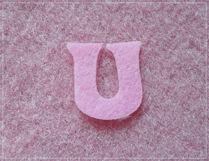 Iron on อักษร U สีชมพู