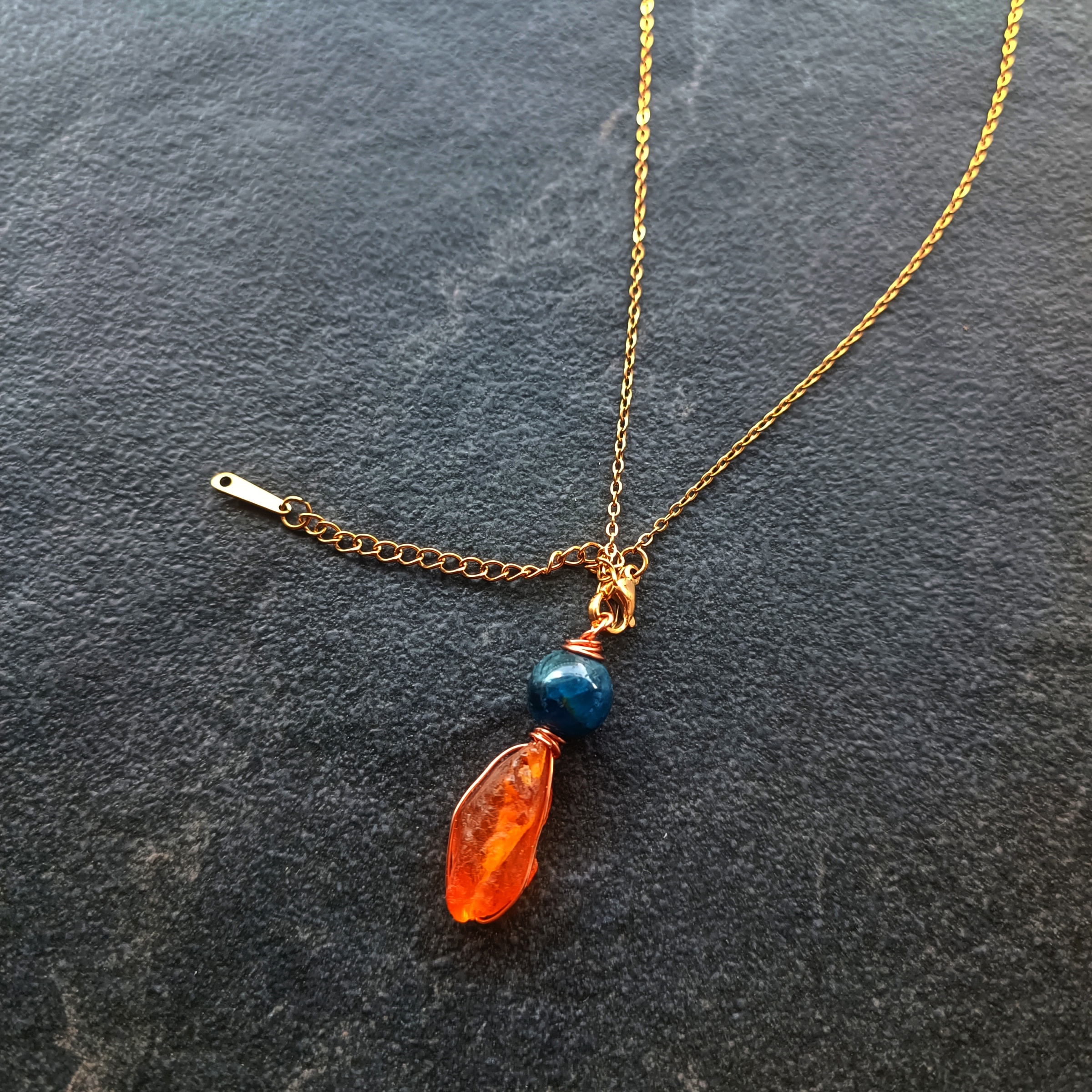 สร้อยจี้ "Little Vivian" Amber +Blue Apatite Necklace (เสริมพลังงานกระตุ้น รับทรัพย์ เสริมความมุ่งมั่น เด็ดเดียว)