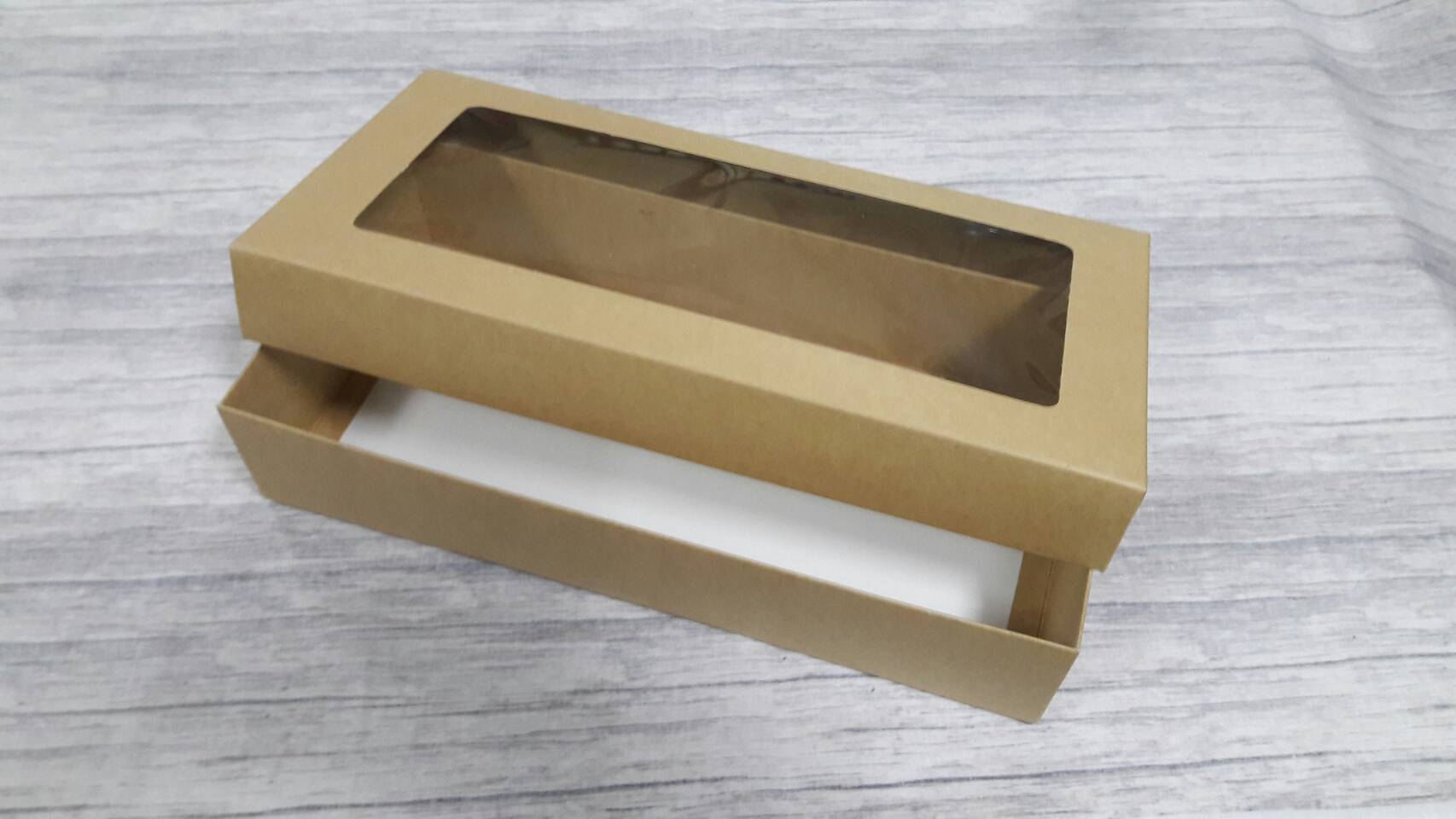 กล่องแบบมีฝาครอบ กล่องอเนกประสงค์ ขนาด 15 x 31 x 6.5 ซม. สีคราฟท์น้ำตาลอ่อน แบบมีหน้าต่างพลาสติก ราคา 535 บาท ต่อแพ็ค(20 ใบ)