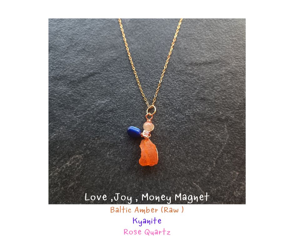 สร้อยจี้ "Little Vivian" Amber +Rose Quartz Necklace (เสริมพลังงานกระตุ้น รับทรัพย์ รับโชค เสริมความรัก ความเมตตา)