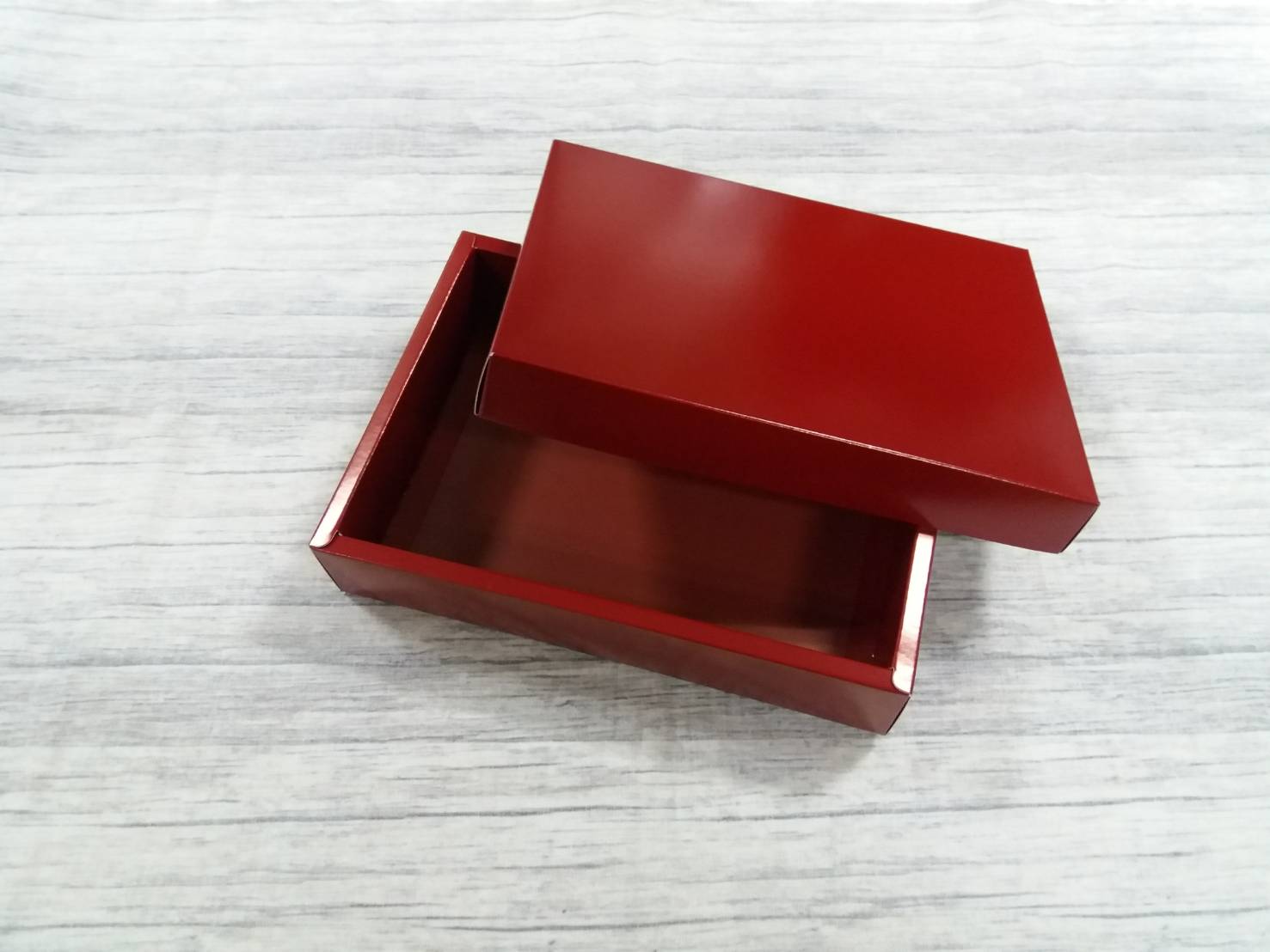 กล่องของขวัญ กล่องฝาครอบ กล่องอเนกประสงค์ กล่องของที่ระลึก ขนาด 16.2x22.5x4.5 ซม.สีแดงเข้ม เคลือบอาบเงา (แบบฝาทึบ) ราคา 410 บาทต่อแพ็ค (20 ใบ)