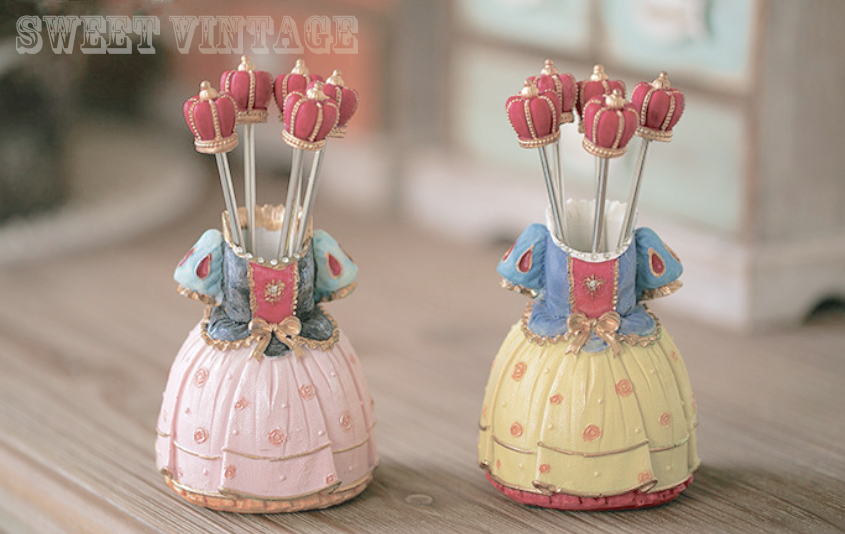ส้อมจิ้มขนม จิ้มผลไม้ ลายกระโปรง ธีมสโนว์ไวท์ มีสองสีให้เลือกนะคะ