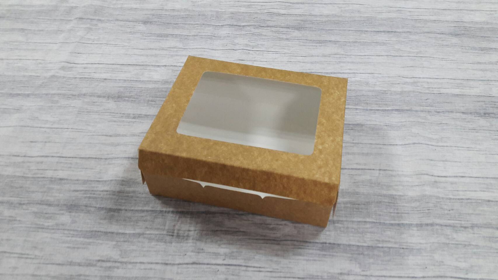 กล่องขนม กล่องบราวนี่ กล่องขนมเปี๊ยะ กล่องชิฟฟ่อน กล่องช้อคโกแลต กล่องทาร์ตไข่ ขนาด 14.8 x 17.8 x 5.5 ซม.สีคราฟท์น้ำตาลอ่อน ราคา 165 บาท ต่อแพ็ค(20 ใบ)