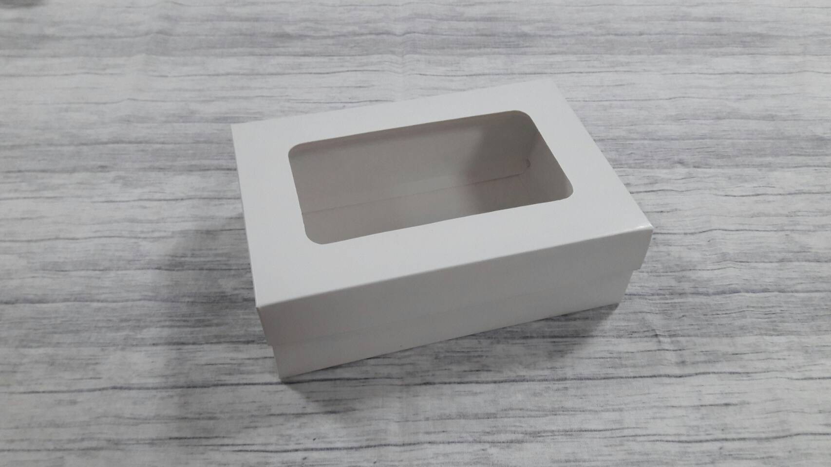 กล่องฝาครอบ กล่องของขวัญ กล่องอเนกประสงค์ ขนาด 14.0 x 21.0 x 7.0 cm. สีขาว (แบบฝาหน้าต่างพลาสติก) ราคา 435 บาท ต่อแพ็ค (20 ใบ)