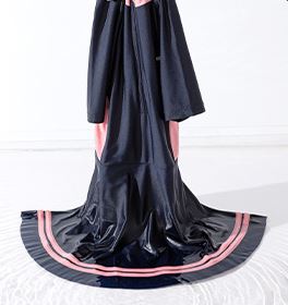 ชุดว่ายน้ำเด็กผู้หญิงสีกรมท่า ด้านในเป็นกางเกงขาสั้นเย็บติดกับกระโปรงเลยค่ะ ไม่ใช่ขาเว้า ไม่ต้องกลัวโป๊ค่ะ