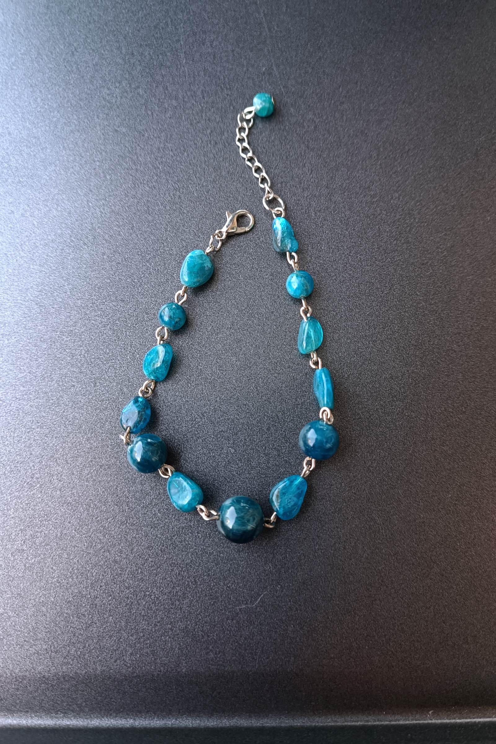 สร้อยข้อมือหินแท้ "Connected" Blue Apatite Bracelet ( For Success)