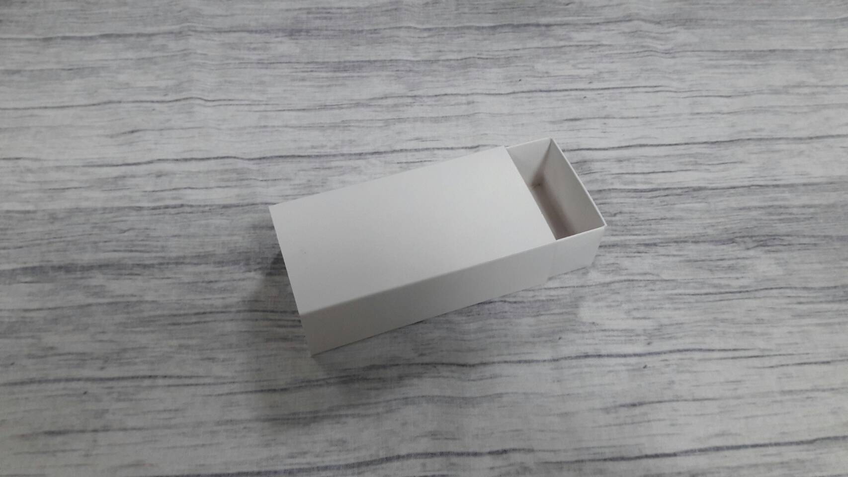 กล่องสไลด์ กล่องของขวัญ กล่องของที่ระลึก กล่องอเนกประสงค์ กล่องขนม กล่องแบบฝาสไลด์ สีขาว ขนาด 5x10x3 ซม. ราคา 155 บาท (20 ใบ ต่อแพ็ค)