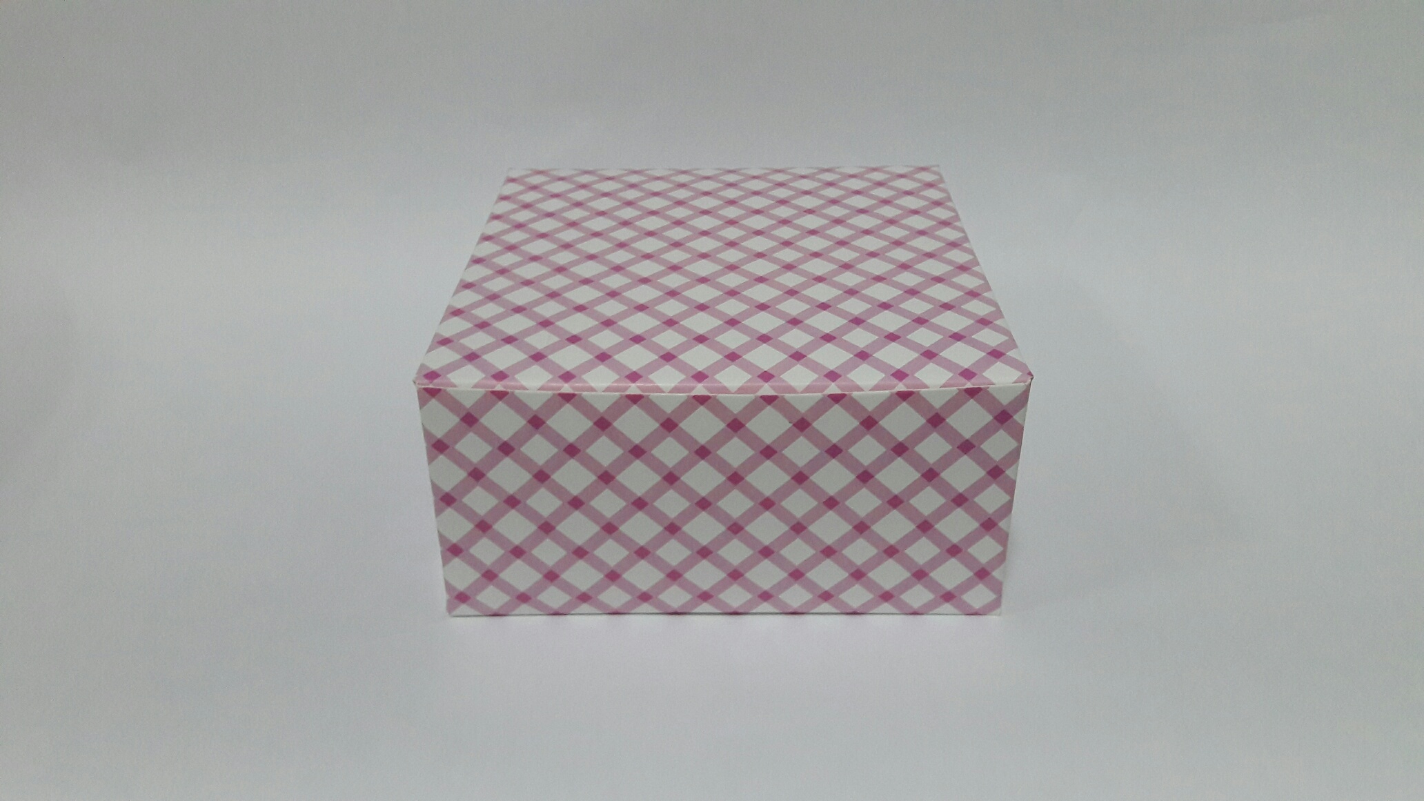 กล่องสแน็ค กล่องอาหารว่าง สีชมพูลายสก๊อต กว้าง 12.7 x ยาว12.7 x สูง 6.5 ซม. ราคา 95 บาทต่อแพ็ค (20 ใบ)