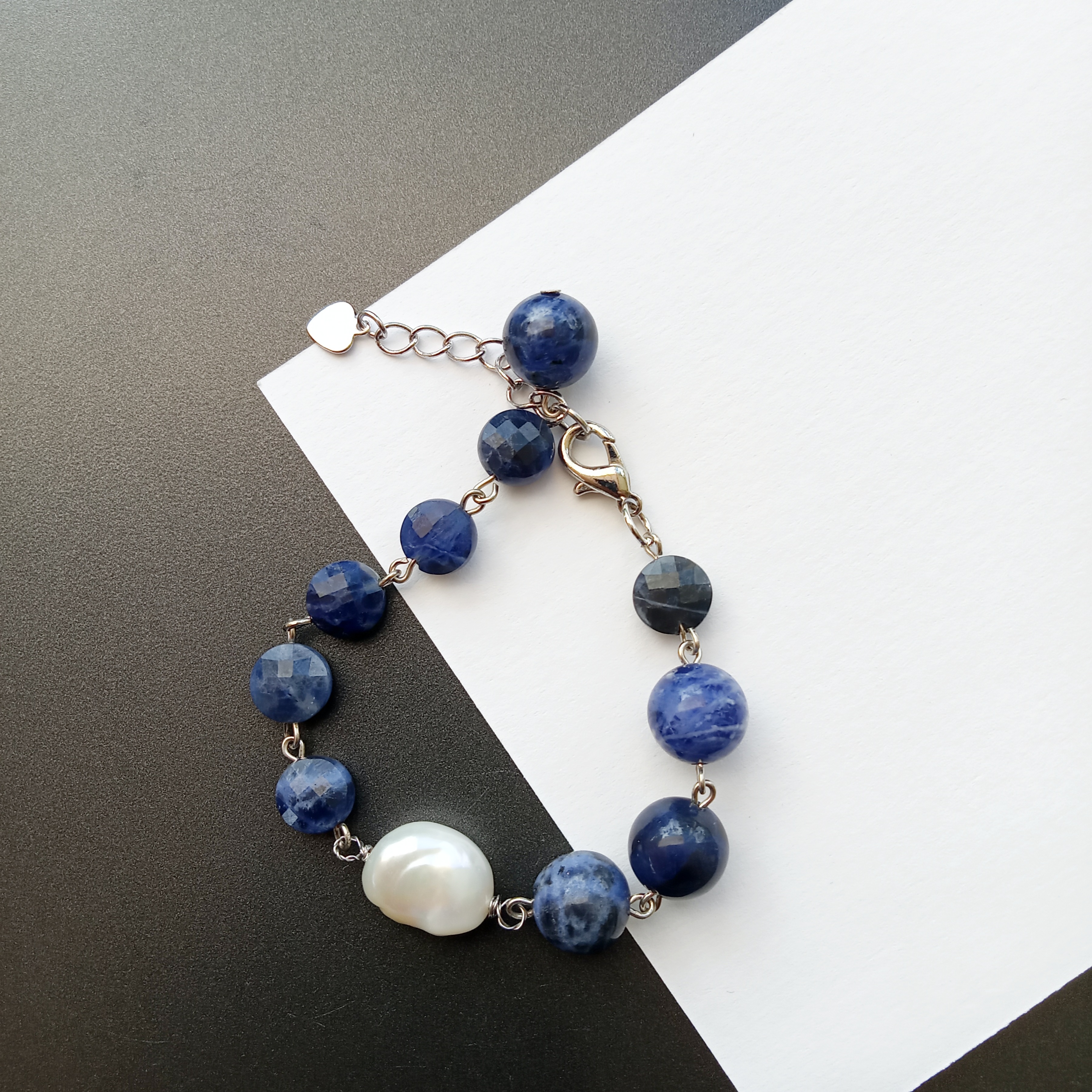 สร้อยข้อมือหินแท้ "Connected" Sodalite Bracelet ( เพิ่มสมาธิ ความจดจ่อ)