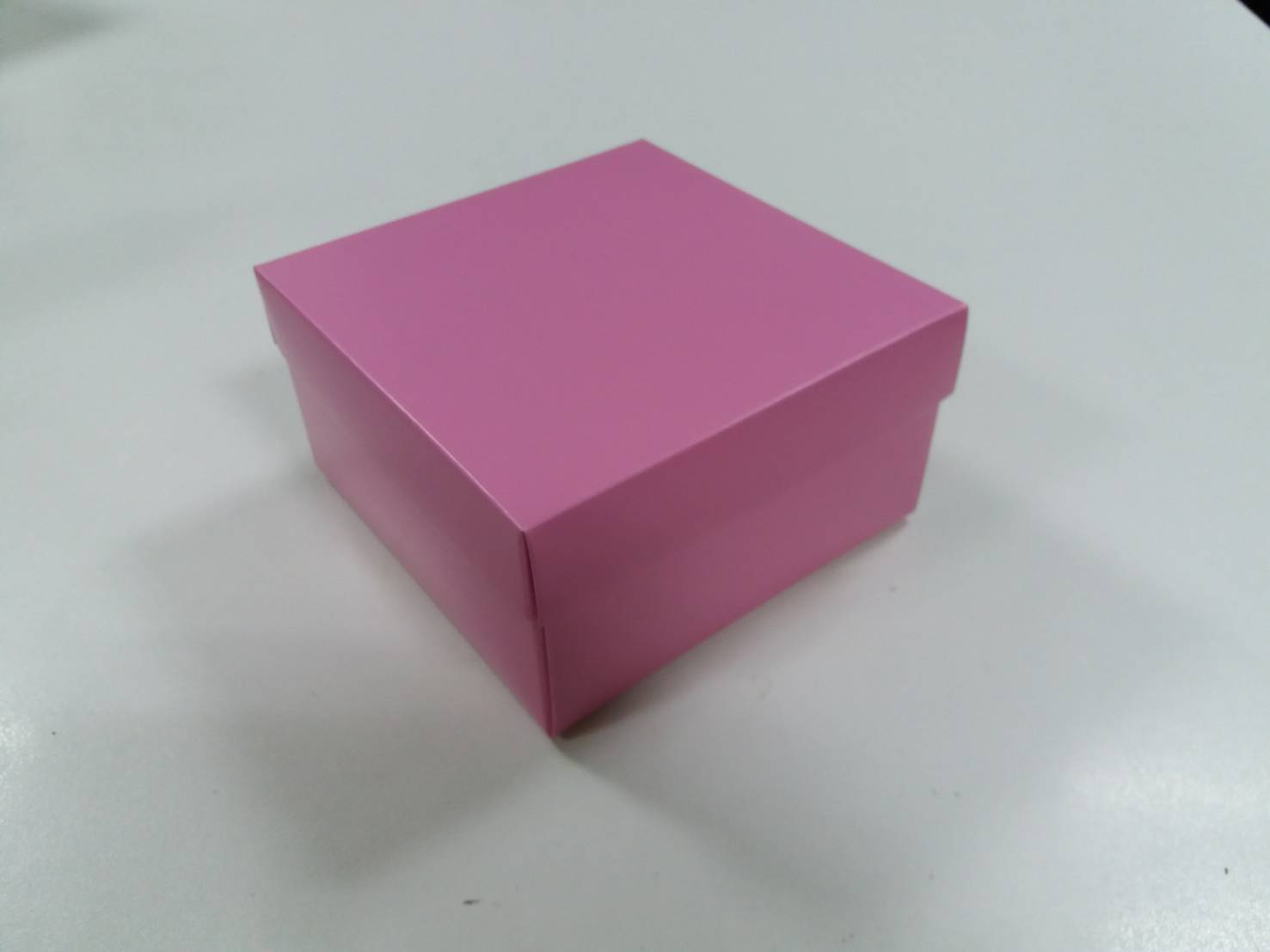 กล่องฝาครอบ กล่องอเนกประสงค์ กล่องของขวัญ กล่องที่ระลึก กล่องแบบมีฝาครอบ ขนาด 13 x 13 x 7 ซม. สีชมพู ราคา 380 บาท ต่อแพ็ค (20 ใบ)