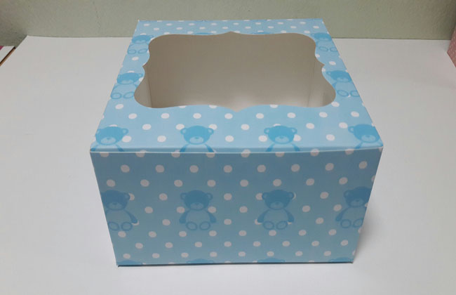 กล่องเค้กครึ่งปอนด์ กล่องคัพเค้ก 4 ชิ้น กล่องเค้ก กล่องขนม กล่องเบเกอรี่ สีลายหมีฟ้า ขนาด 16.8x16.8x9 ซม.ราคา 240 บาทต่อแพ็ค (20ใบ)