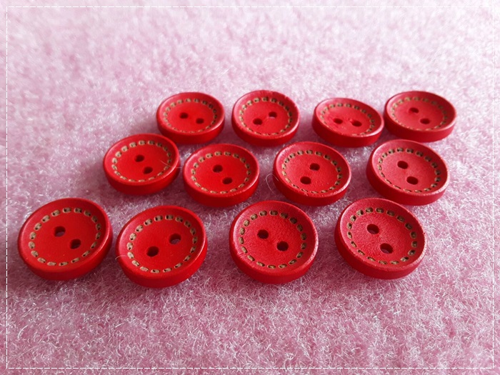 กระดุมไม้ 15 มม. สีแดง