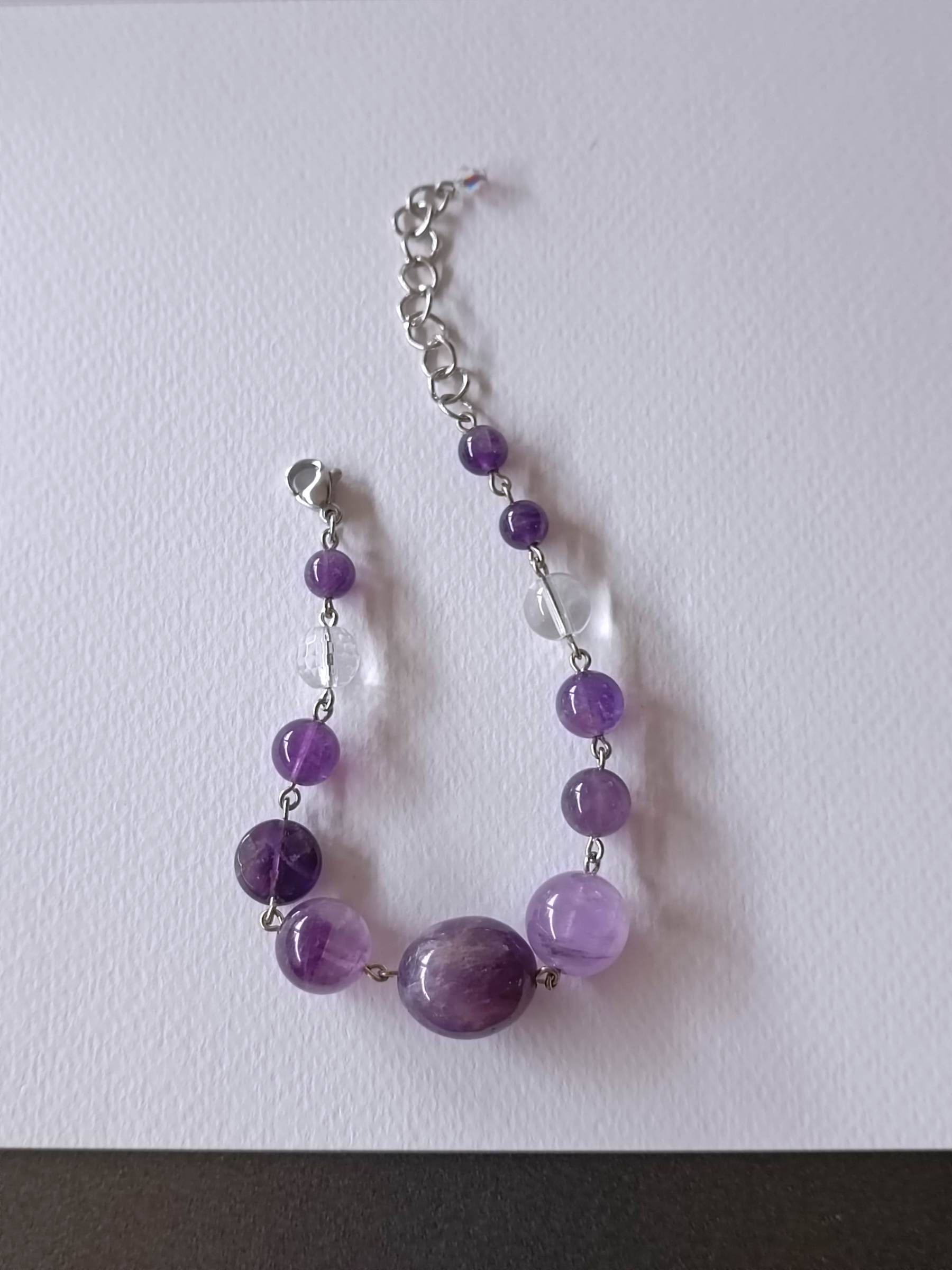 สร้อยข้อมือหินแท้ "Connected" Amethyst Bracelet (คลื่นพลังความสำเร็จ)