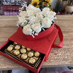 กล่องหัวใจสีแดง ใส่กุหลาบ 9 ดอก เฟอเรโร่ 24 ลูก