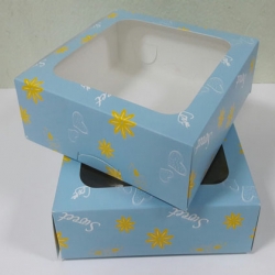 กล่องบราวนี่ กล่องชิฟฟ่อน กล่องช๊อกโกแลต กล่องพาย กล่องขนมเปี๊ยะ ลายสีฟ้าเหลือง ขนาด 15.0 x 15.0 x 5.0 ซม. ราคา 160 บาทต่อแพ็ค (20ใบ)