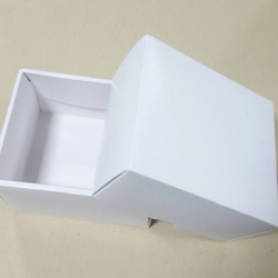 กล่องของขวัญ กล่องของที่ระลึก กล่องฝาครอบ กล่องอเนกประสงค์ กล่องของใช้ กล่องแบบฝาครอบ สีขาว ขนาด 12.2x16.2x8 ซม. ราคา 430 บาท (20 ใบต่อแพ็ค)