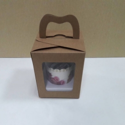 กล่องคัพเค้ก 1 ชิ้น หูหิ้วแบบหน้าต่างพลาสติก 2 ด้าน สีคาฟท์น้ำตาลเข้ม ขนาด 9x9x10ซม.กล่องคัพเค้กพร้อมฐานรองคัพเค้ก (ช่องใส่คัพเค้กกว้าง 6.4ซม.) ราคา 145 บาท (20ใบ/แพ็ค)