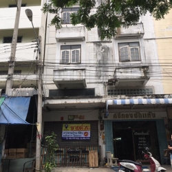 ขายตึกแถว 3 ชั้นครึ่ง ขนาด 14 ตรว. หน้ากว้าง 5 เมตร ริมทางถนนรถไฟนครปฐม อ.เมือง จ.นครปฐม เป็นตึกเปล่าเหมาะกับการค้าขาย รหัส T25