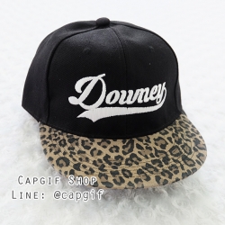 หมวกฮิปฮอปสีดำปีกลายเสือปักชื่อ