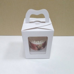 กล่องคัพเค้ก 1 ชิ้น หูหิ้วแบบหน้าต่างพลาสติก 2 ด้าน สีขาว ขนาด 9x9x10ซม.กล่องคัพเค้กพร้อมฐานรองคัพเค้ก (ช่องใส่คัพเค้กกว้าง 6.4ซม.) ราคา 135 บาท (20ใบ/แพ็ค)