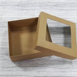 กล่องฝาครอบ กล่องของขวัญ กล่องเอนกประสงค์ กล่องแบบมีฝาครอบ ขนาด 17.5 x 17.5 x 6.0 ซม.(มีหน้าต่างพลาสติก) สีคราฟท์น้ำตาลเข้ม ราคา 455 บาทต่อแพ็ค(20 ใบ)