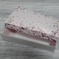 กล่องฝาครอบ ลายดอกไม้พื้นสีชมพูอ่อน 22*12.5*5 ซม.ไม่มีหน้าต่าง (แบบฝาทึบ) ราคา 335 บาท ต่อแพ็ค (20 ใบ)