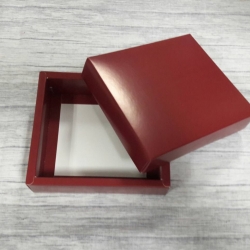 กล่องของขวัญ กล่องฝาครอบ ขนาด 14.5*13*4 ซม.กล่องของที่ระลึก กล่องอเนกประสงค์ กล่องของใช้ กล่องพวงมาลัย กล่องใส่ผ้าไหม สี red velvet color ราคา 295 บาท/20 ใบ