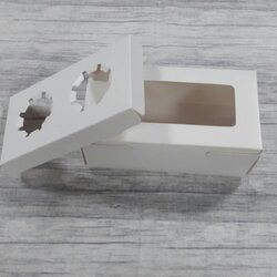 กล่องคัพเค้ก 2 ชิ้น แบบฝามีหน้าต่างพลาสติก ขนาด 9.5x18x7.8ซม.สีขาว พร้อมฐานรองคัพเค้กแบบ 2 ช่อง ราคา 215 บาทต่อแพ็ค (20 ใบ)