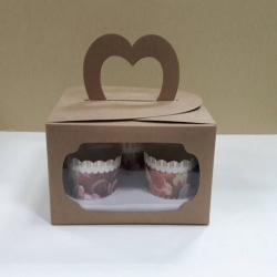 กล่องคัพเค้ก 3 ชิ้น หูหิ้ว สีคราฟท์น้ำตาล แบบหน้าต่าง 2 ด้าน 18x14x10ซม.กล่องคัพเค้กพร้อมฐานรองคัพเค้ก (ช่องใส่คัพเค้กกว้าง 6.4ซม.) 20ใบ/แพ็ค