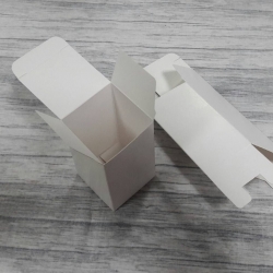 กล่องอเนกประสงค์ สีขาว 5x5x8.5 ซม. แบบทรงฝาปิดเปิด ท้ายก้นขัด กล่องของขวัญ กล่องเครื่องสำอางค์ ราคา 225 บาทต่อแพ็ค(50 ใบ)