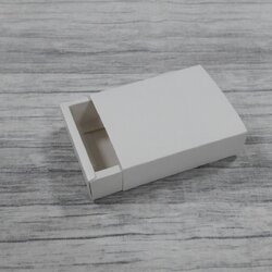 กล่องสไลด์ กล่องของขวัญ กล่องของที่ระลึก กล่องอเนกประสงค์ กล่องสบู่ กล่องขนม กล่องแบบฝาสไลด์ สีขาว ขนาด 8.2x10.2x2.7 ซม. ราคา 170 บาท (20 ใบ ต่อแพ็ค)