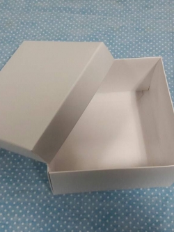 กล่องฝาครอบ กล่องแบบมีฝาครอบ กล่องอเนกประสงค์ กล่องของขวัญ ขนาด 13 x 13 x 7 ซม. สีขาว ราคา 350 บาท ต่อแพ็ค (20 ใบ)