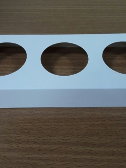 ฐานใส่คัพเค้กขนาด 3 ช่อง เส้นผ่านศูนย์กลาง 5.5 ซม.(ใช้กับถ้วยคัพเค้กขนาดมาตรฐาน 5 ซม.) ขนาด 23.0 X 8.7 ซม. ราคา 70 บาทต่อแพ็ค (20ชิ้น)